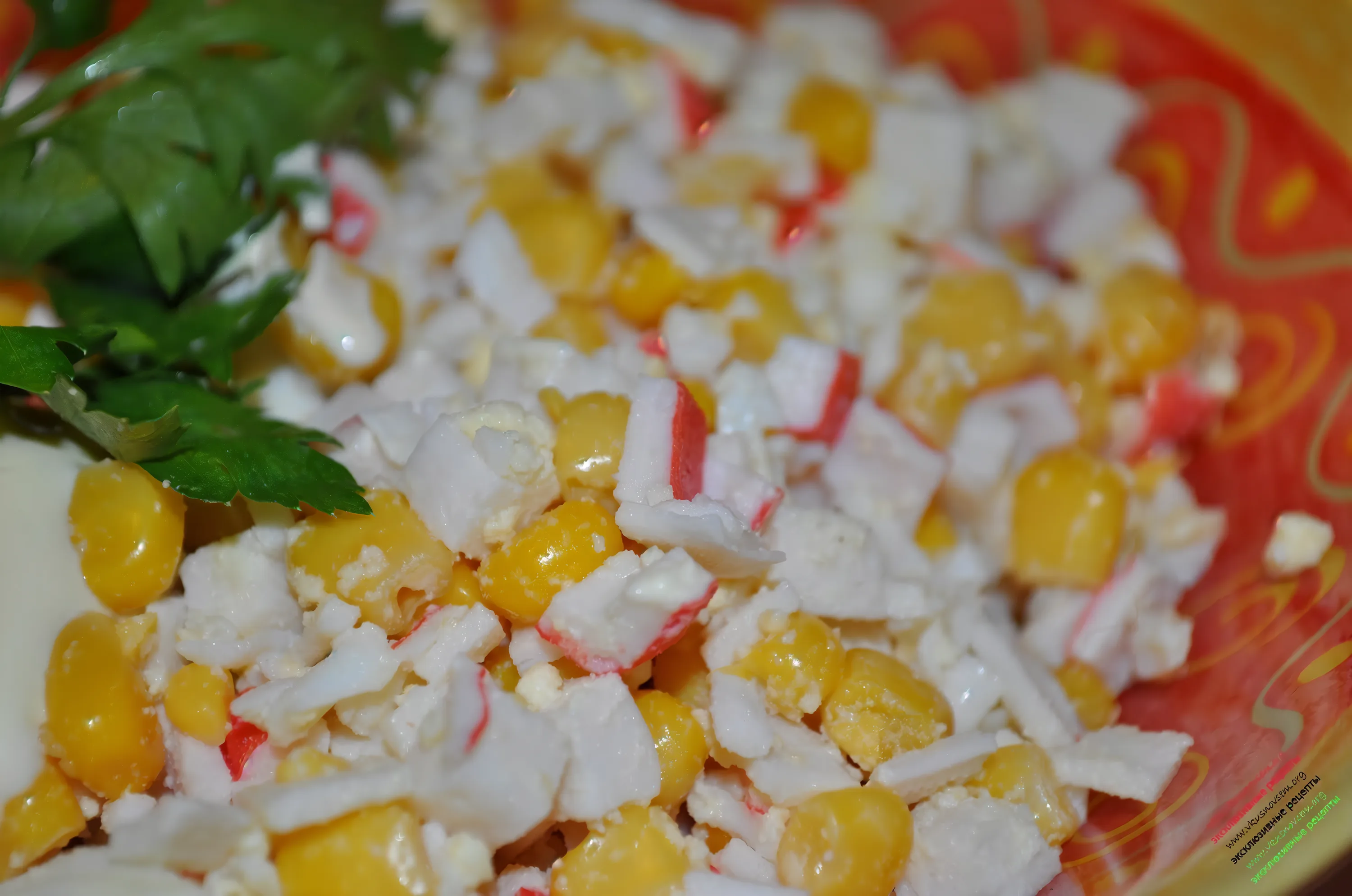 Салат с огурцами, крабовым мясом и кукурузой